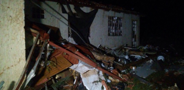 Casa fica bem danificada após tempestade em Francisco Beltrão, no sudoeste do Paraná - Evandro Artuzi/Rádio Onda Sul FM