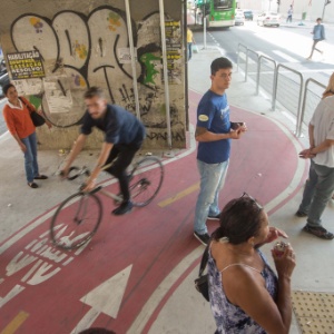 5.ago.2015 - Ciclista utiliza ciclovia instalada na Avenida General Olímpio da Silveira, sob o Elevado Costa e Silva - Daniel Teixeira/Estadão Conteúdo