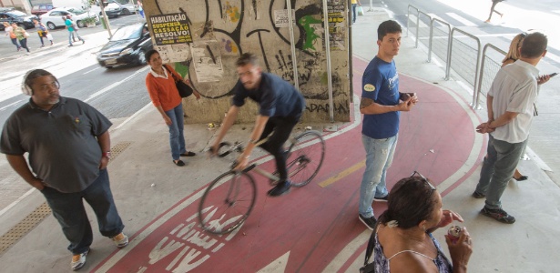 Ciclistas andam em espaço destinado a eles sob o Minhocão - Daniel Teixeira/Estadão Conteúdo
