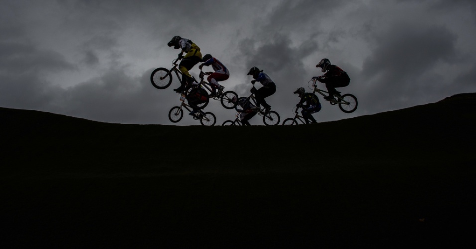 5.out.2015 - Ciclistas participam de evento teste para os jogos Olímpicos Rio 2016, em Deodoro, Rio de Janeiro. O evento aconteceu no dia 4  de outubro