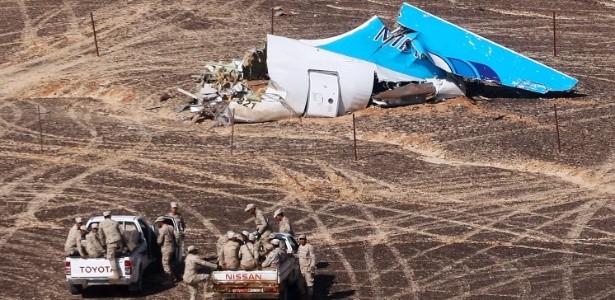 Parte dos destroços do avião que caiu na península do Sinai, no Egito, no último dia 31, minutos após a decolagem, com 217 passageiros e sete tripulantes a bordo - Maxim Grigoryev/ Ministério de Emergência da Rússia/AFP