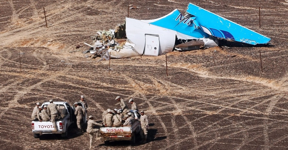 3.nov.2015 - O governo russo divulgou foto de parte dos destroços do avião que caiu na península do Sinai, no Egito, neste sábado (31), minutos após a decolagem, com 217 passageiros e sete tripulantes a bordo. Todos os ocupantes da aeronave morreram. As causas do acidente ainda são desconhecidas