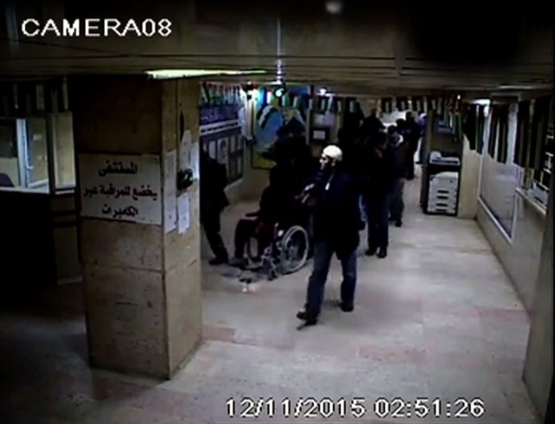 Imagens de câmera de segurança mostram supostos soldados israelenses à paisana no hospital Al-Ahli, em Hebron, na Cisjordânia - Al-Ahli Hospital/AFP