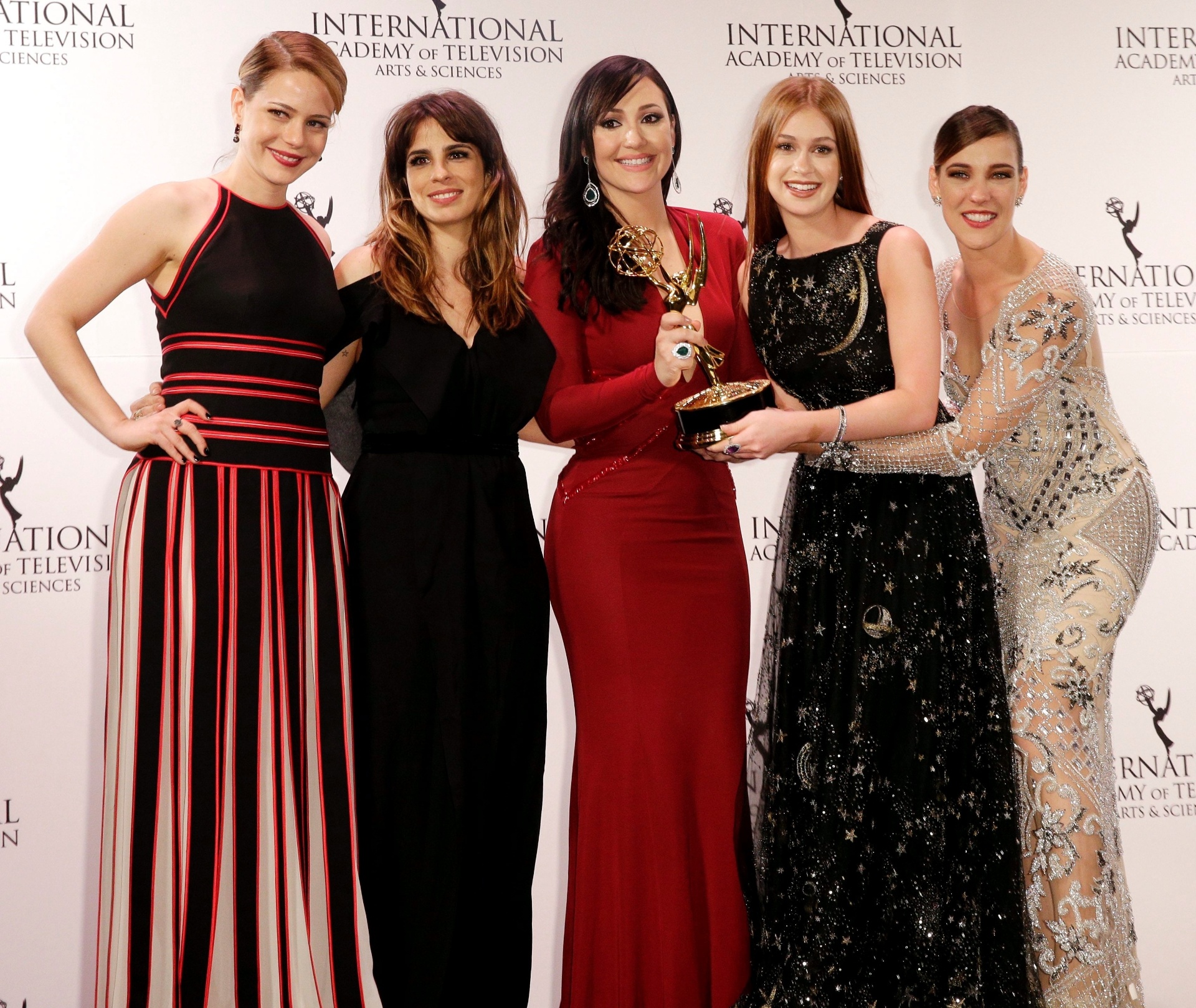 24.nov.2015 - As atrizes Leandra Leal, Maria Ribeiro, Josie Pessoa, Marina Ruy Barbosa e Adriana Birolli posam com o troféu recebido pela produção Império, da Rede Globo, premiada como melhor telenovela no Emmy Internacional. A série Doce de Mãe também levou um prêmio, como melhor comédia - Andrew Gombert/EFE