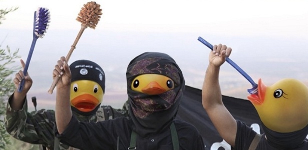 Patos de borracha amarelos substituem militantes do Estado Islâmico na foto - Reprodução/Twitter/@Cheezburger
