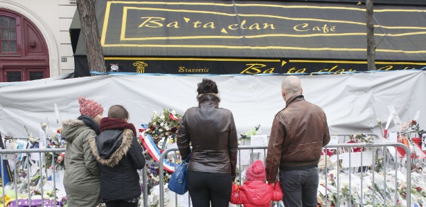 Parisienses se reúnem em frente à casa de shows Bataclan para prestar homenagem às 90 pessoas que foram mortas no local