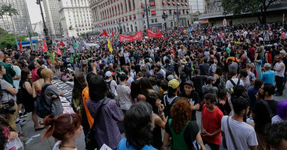 8.jan.2016 - Manifestantes se concentram em frente ao Teatro Municipal de São Paulo, no centro da capital paulista, para ato contra o aumento do valor da tarifa do transporte público na cidade. A partir de sábado (9), a passagem, que custa R$ 3,50, vai para R$ 3,80