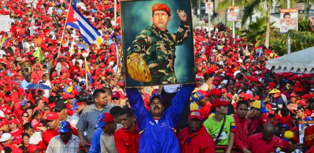 Nicolás Maduro segura imagem de Hugo Chávez durante campanha eleitoral de 2013 - Luis Acosta/AFP