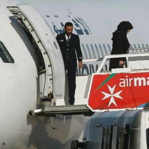 Desembarque de passageiros do avião sequestrado, após acordo com sequestradores - Darrin Zamit-Lupi/Reuters