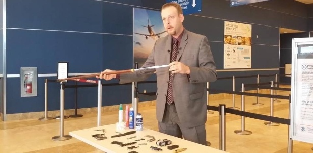 Funcionário da TSA exibe espada que foi confundida como bengala por idosa - Reprodução/ The Charlotte Observer