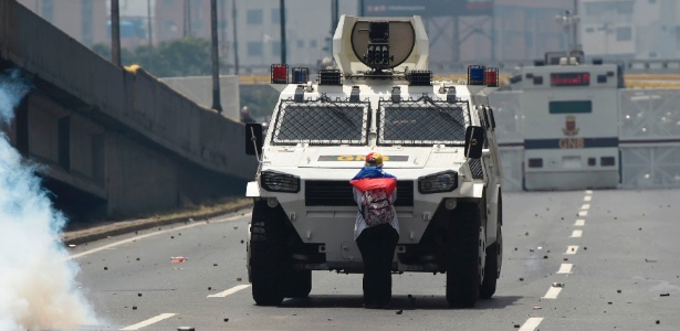 Mulher desconhecida ficou em frente a tanque durante manifestação em Caracas - Juan Barreto/AFP