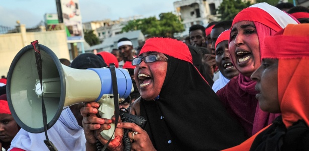 Milhares de pessoas tomaram ruas de Mogadício para protestar contra o Al-Shabab com bandanas vermelhas  - Mohamed Abdiwahab/ AFP