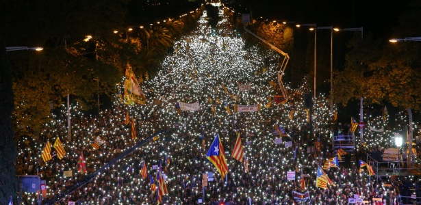 Manifestantes protestam em Barcelona contra prisões de líderes separatistas catalães - Albert Gea/Reuters