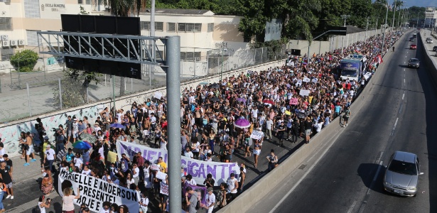 Manifestantes realizam passeata no Rio contra a morte de Marielle Franco - Wilton Júnior/Estadão Conteúdo
