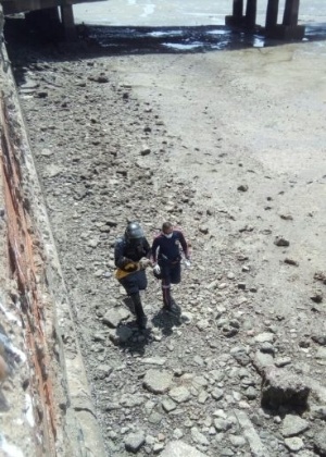 Equipe resgata bebê; rio seco fez com ele caísse em cima de uma parte com lama, o que amorteceu a queda - Reprodução/Whatsapp