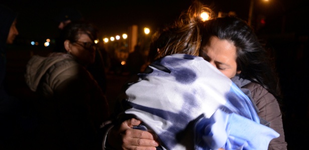 Parentes dos 44 integrantes da tripulação do ARA San Juan se abraçam em frente à base naval em Mar del Plata  - Marina Devo/Reuters