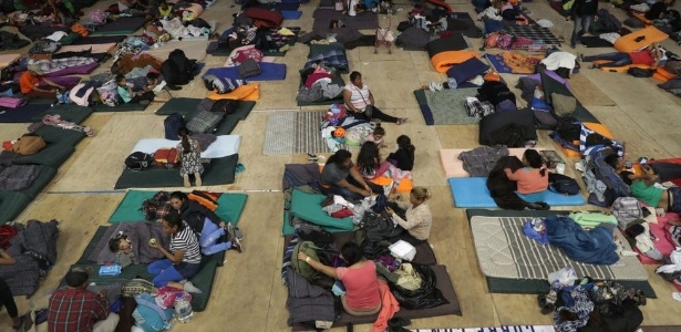 Nem todos os migrantes conseguem um espaço para dormir no abrigo improvisado em Tijuana - Getty