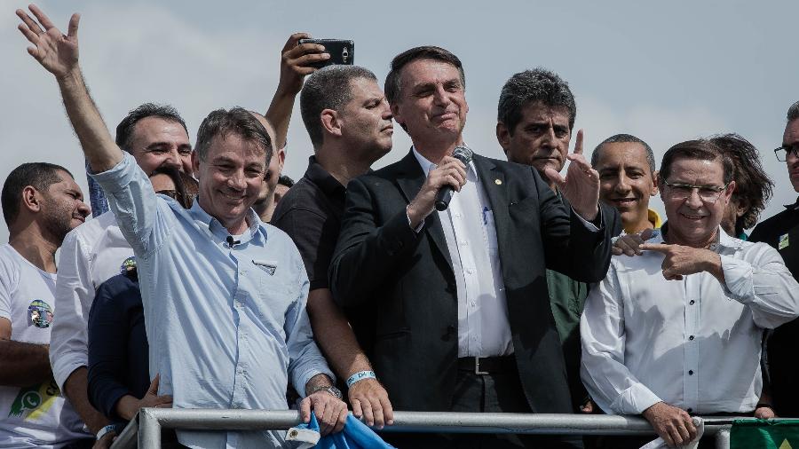 O governador eleito de Roraima pelo PSL, Antônio Denarium (com a mão espalmada), com o presidente eleito Jair Bolsonaro durante a campanha na cidade de Boa Vista - Eduardo Anizelli/ Folhapress