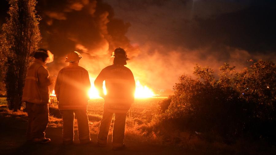 Equipes de resgate observam fogo causado por explosão em gasoduto da empresa Pemex, em Tlahuelilpan, no México - Francisco Villeda/AFP