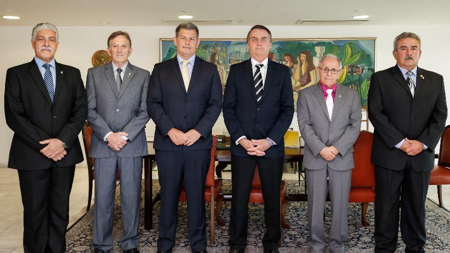 14.jan.2019 - Em foto de janeiro, Bolsonaro recebeu o general Maynard Marques de Santa Rosa (de camisa rosa), novo secretário de Assuntos Estratégicos da Presidência, ao lado do ministro Gustavo Bebianno - Alan Santos/PR