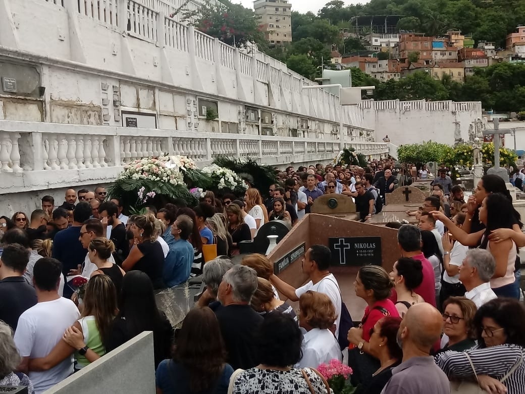 Avó e neta mortas pela chuva no Rio são enterradas; família cita indignação