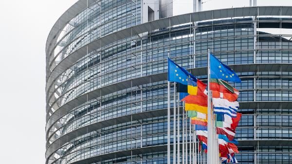 Bandeiras dos países membros da União Europeia do lado de fora do Parlamento Europeu