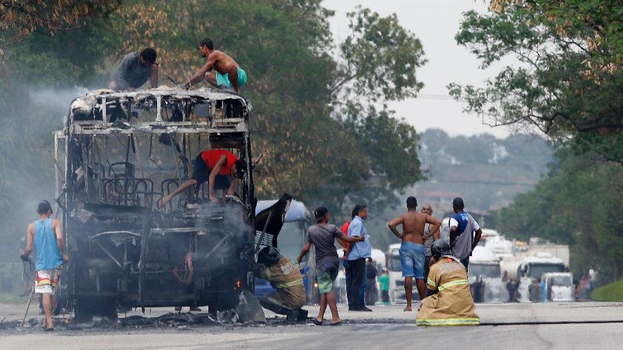 3.set.2019 - Ônibus foi incendiado em protesto após a morte do pedreiro José Pio Baía Junior em ação policial - Reginaldo Pimenta/Estadão Conteúdo