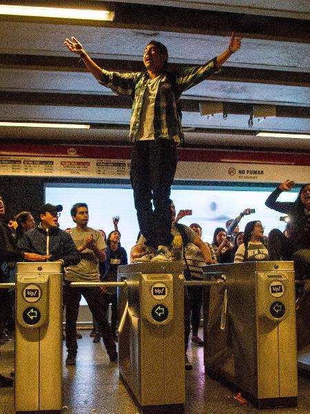 18.out.2019 - Estudantes durante protesto contra o aumento da tarifa do metrô, em Santiago - Jonathan Oyarzun/Aton Chile/AFP