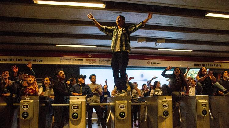 Estudantes durante protesto contra o aumento da tarifa do metrô em Santiago