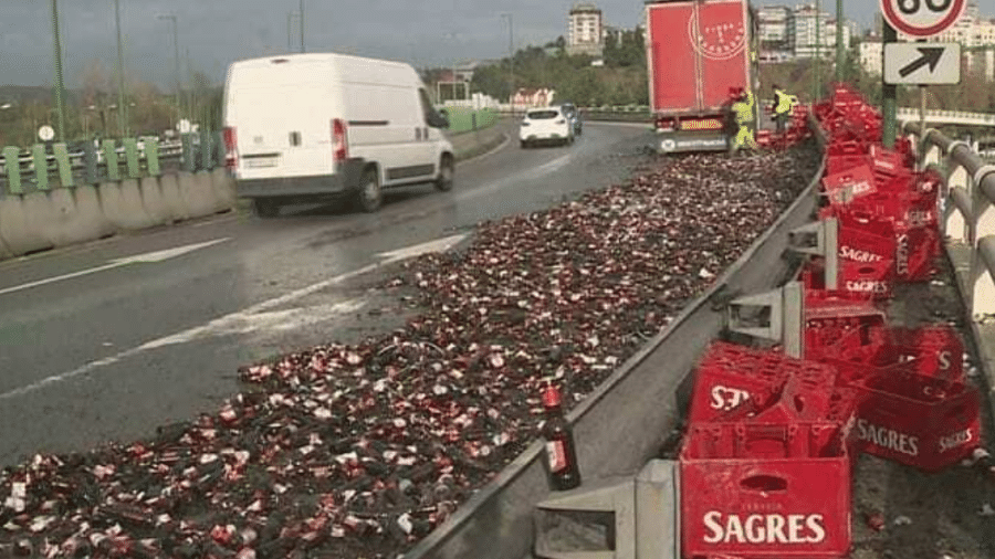 Caminhão sai da pista em Portugal e derruba garrafas de cerveja  - Reprodução/Twitter