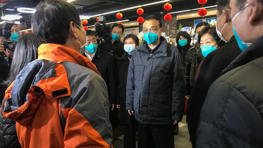 27.jan.2020 - O primeiro-ministro chinês, Li Keqiang, visita um supermercado em Wuhan, capital de Hubei - AFP