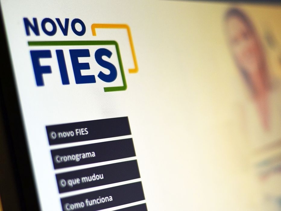 Fies: Governo adia para 2022 exigência de nota mínima na redação do Enem