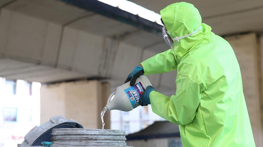 Integrante de equipe médica prepara substância desinfetante a ser usada em locais públicos de Teerã (Irã) - Nazanun Tabatabaee/Wana/Reuters