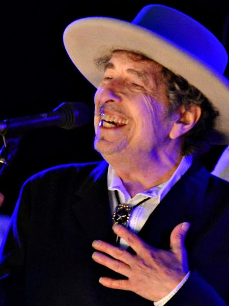Cantor Bob Dylan durante apresentação em festival - KI PRICE
