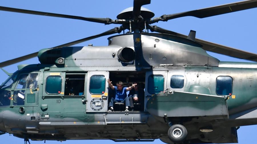 31.mai.2020 - De um helicóptero, o presidente Jair Bolsonaro acompanha atos a seu favor em Brasília - Mateus Bonomia/AGIF/Estadão Conteúdo