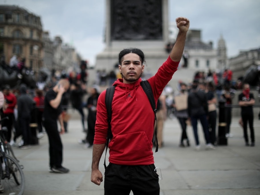 Atos antirracismo se espalham pelo mundo contra violência policial