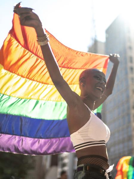 23.jun.2019 - Mulher carrega bandeira durante a Parada do Orgulho LGBT de São Paulo - Getty Images