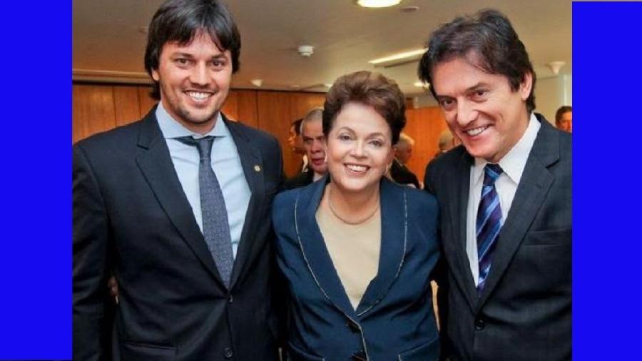 MUDAM-SE OS TEMPOS, MUDAM-SE AS VONTADES: O deputado Fábio Faria e sua pai, Robinson, então vice-governador do Rio Grande do Norte, ao lado de Dilma, em abril de 2014. Robinson elegeu-se governador com o apoio da então presidente, que se reelegeu - Reprodução