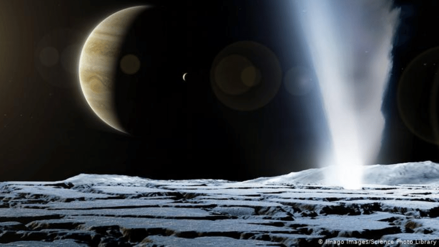 Gêiseres e colunas de vapor jorram da superfície da lua de Júpiter Europa - Imago Images/ Science Photo Library