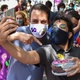 26 out. 2020 - Guilherme Boulos (Psol) faz campanha na Av. Paulista, onde respondeu perguntas de pessoas que passavam pelo local - ROBERTO CASIMIRO/ESTADÃO CONTEÚDO