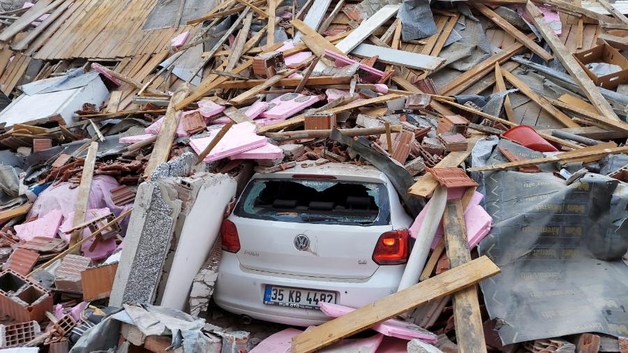 30 out. 2020 - Carro embaixo dos escombros após terremoto em Izmir, na Turquia - TUNCAY DERSINLIOGLU/REUTERS