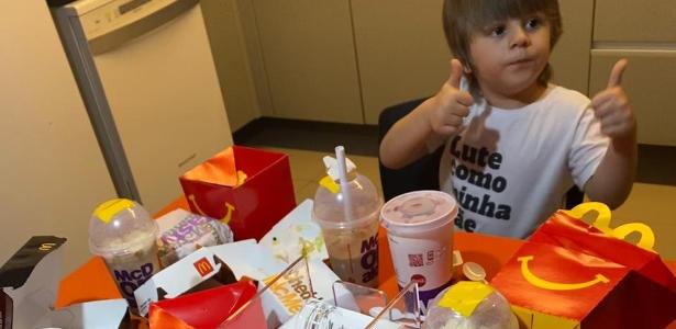 Pelo celular da mãe | Menino de três anos faz pedido de R$ 400 no McDonald's
