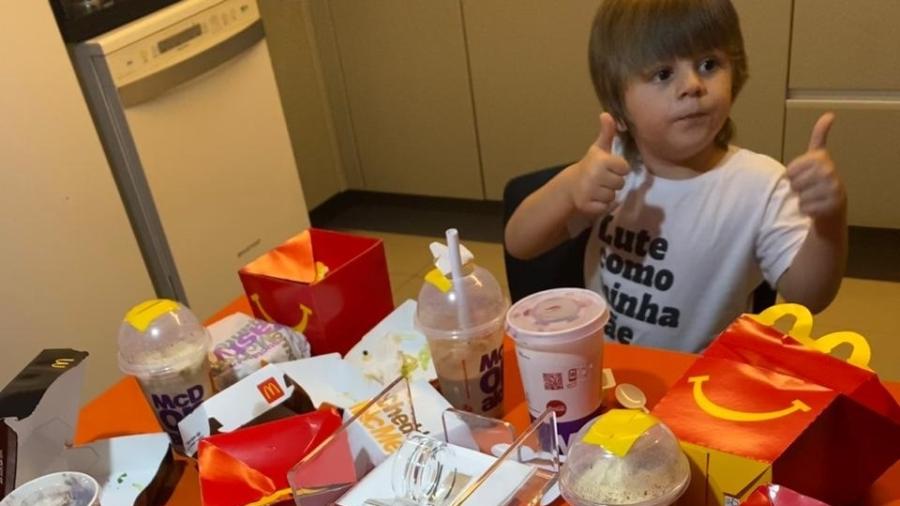 Menino de 3 anos usa celular da mãe para fazer pedido de R$ 400 no McDonald"s - Acervo pessoal