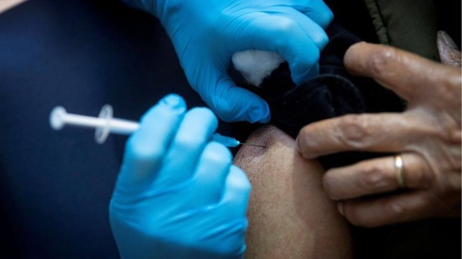 Mais de 2 milhões de pessoas foram imunizadas contra a covid-19 em 2020 - Reuters