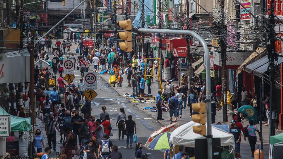 No último dia 9, movimentação era grande no centro de Porto Alegre (RS), apesar da alta nos casos de covid-19 - Ageu da Rocha/Futura Press/Estadão Conteúdo