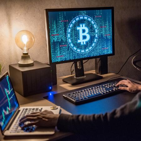 Computador com o logo da criptomoeda bitcoin - Getty Images 