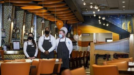 Restaurante em Nova York; plano de Biden colocou em prática socorro econômico de US$ 1,9 trilhão - EPA - EPA