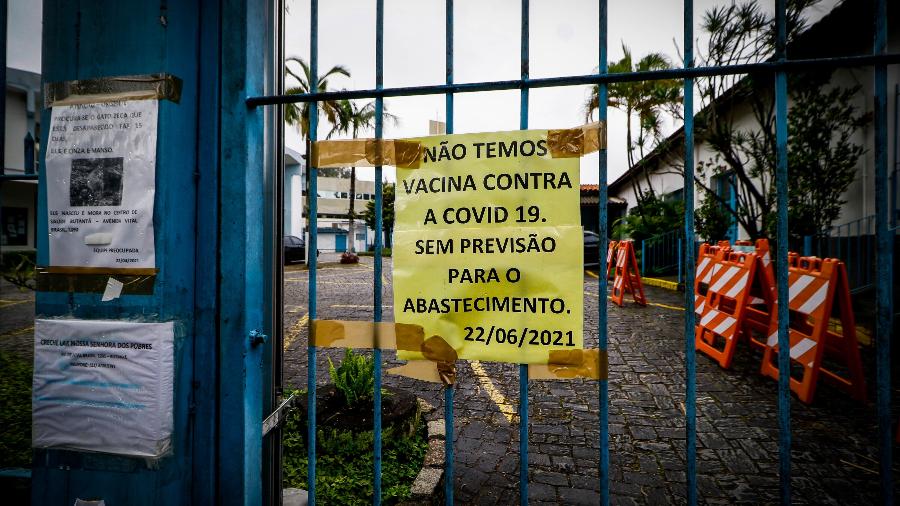 Placa informa falta de vacina contra covid-19 em posto de vacinação CSE Butantã, em São Paulo (SP) - Aloísio Maurício/Fotoarena/Estadão Conteúdo