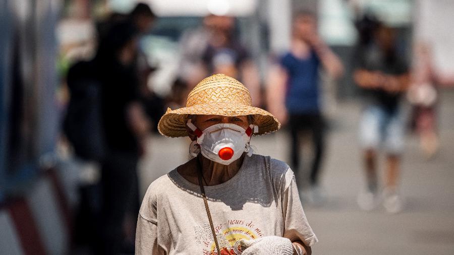 21.jun.2021 - Mulher usando máscara caminha por rua de Moscou, na Rússia - Dimitar Dilkoff/AFP