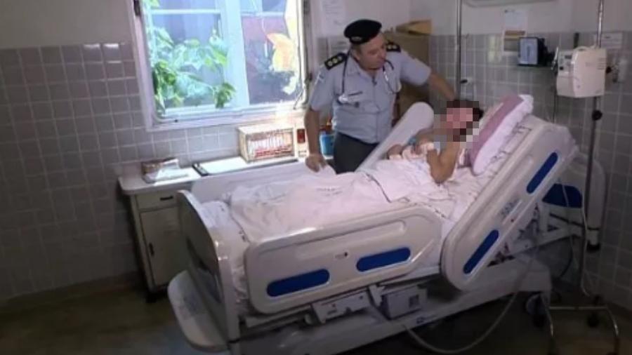 Imagem de arquivo mostra o tenente coronel Jorge Potratz com a paciente Clarinha, que está há 21 anos em coma no hospital da Polícia Militar em Vitória, ES - Divulgação
